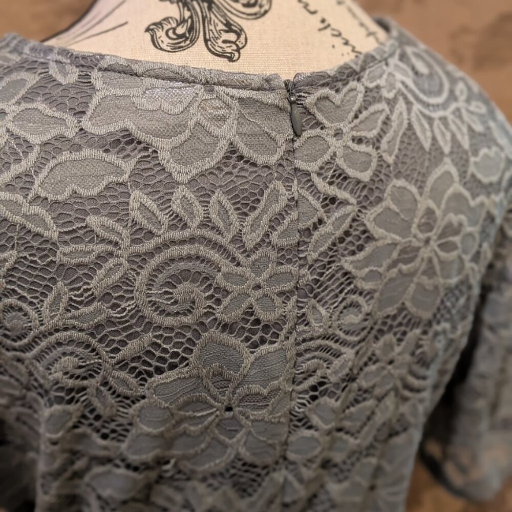 Zapaka Short Sleeve Gray Floral Lace Dress, Size 2XL, Excellent Used Condition! - Picture 4 of 7